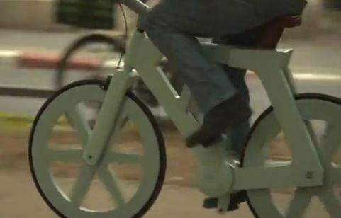Fahrrad aus Pappe in Benutzung