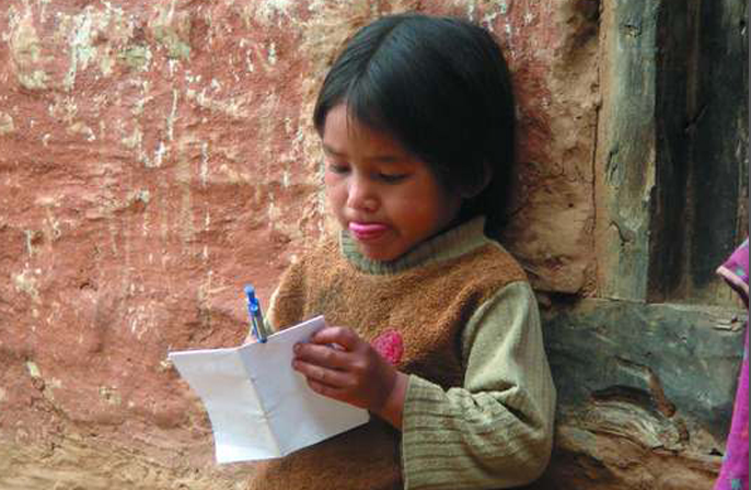 kleines Mädchen in Nepal malt