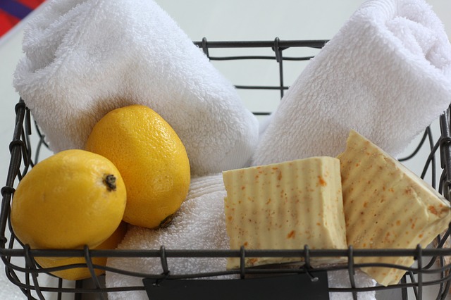Zitrone und Seife in einem Korb mit Handtuch bereit zum Putzen